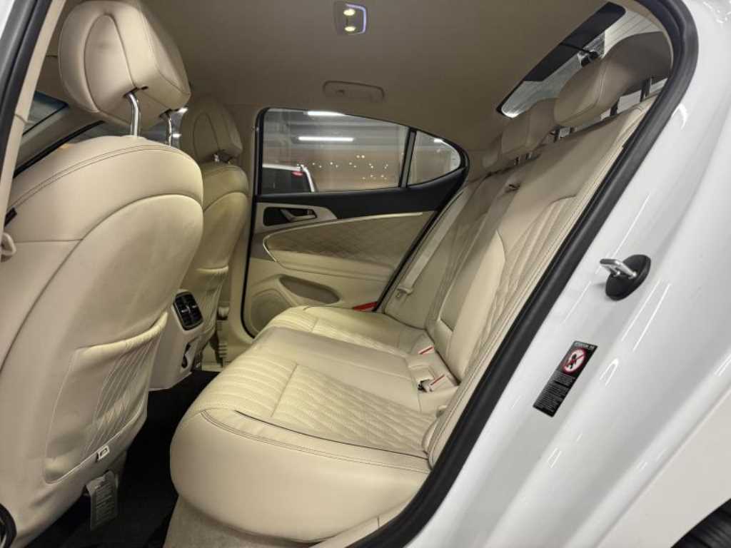 Genesis G70 - Vista 3