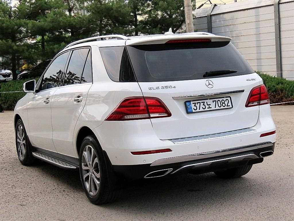 Mercedes Benz GLE Class - Vista 3