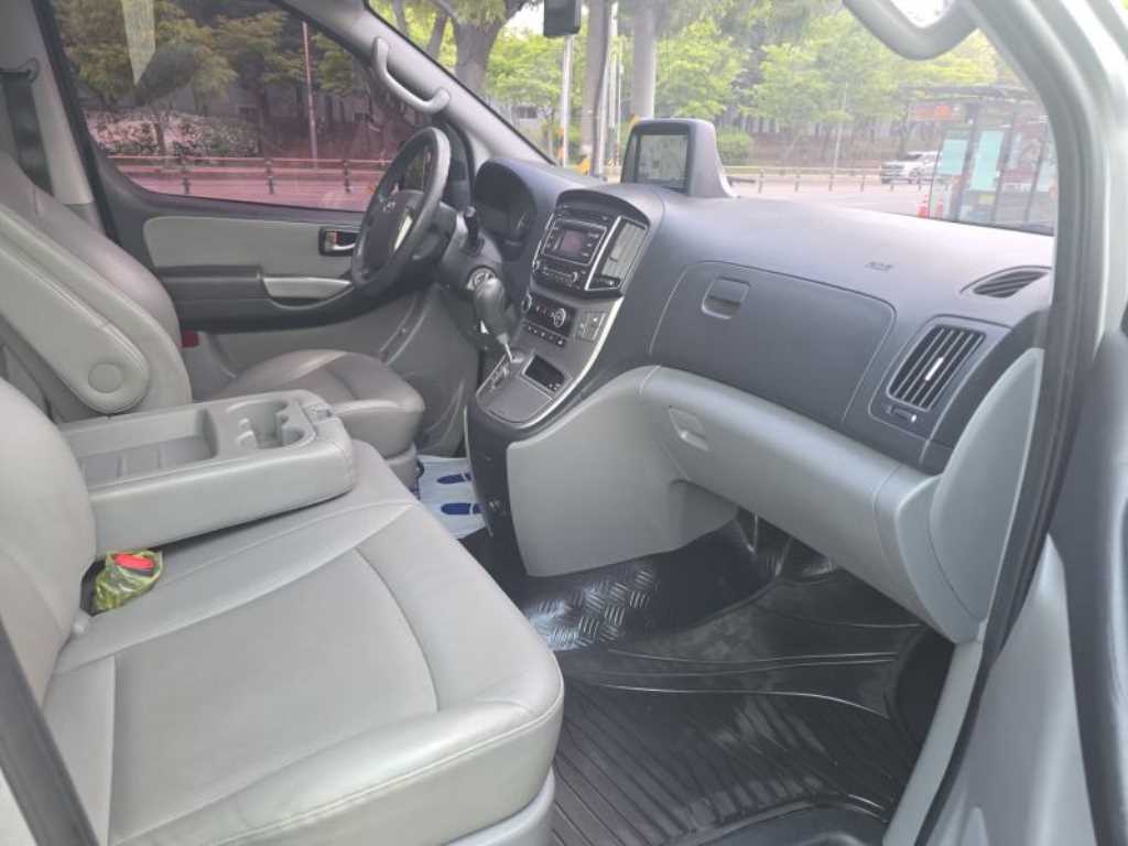 HYUNDAI Starex - Vista 5