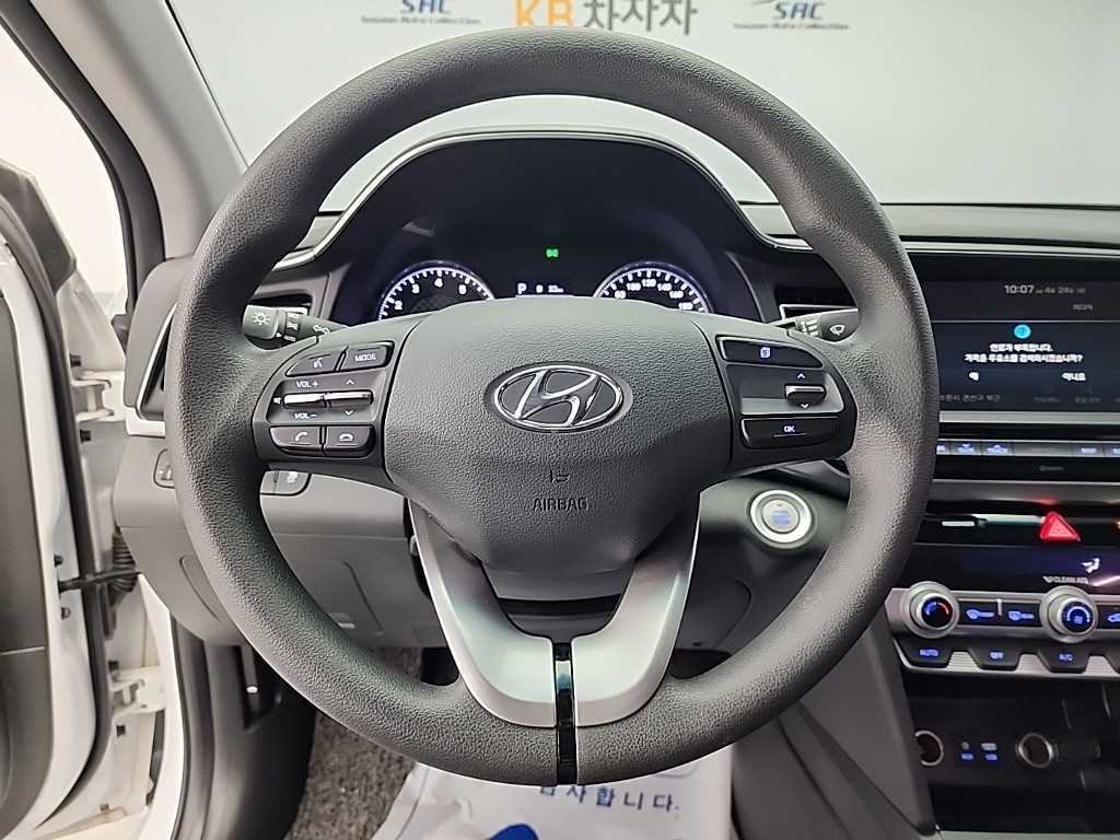 HYUNDAI Avante - Vista 9