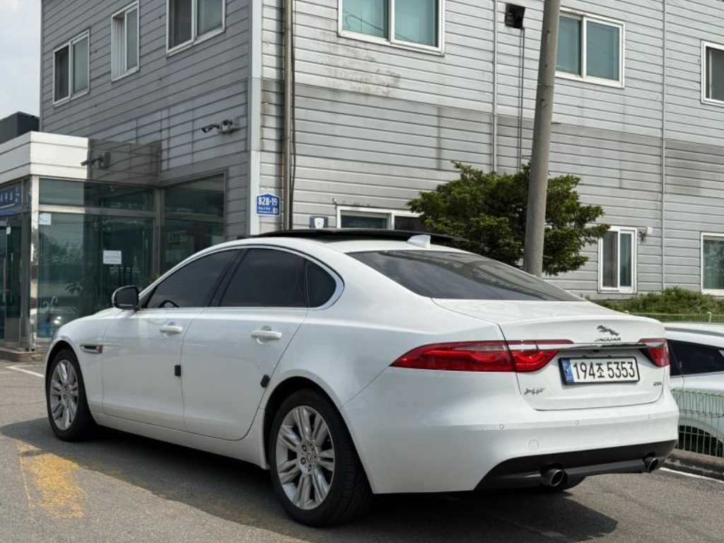 Jaguar XF - Vista 3