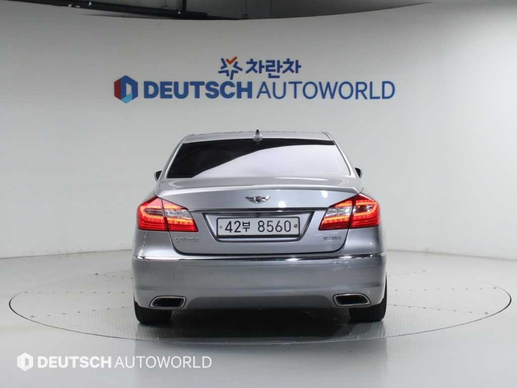 HYUNDAI Genesis - Vista 4
