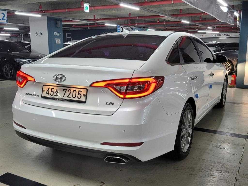 HYUNDAI Sonata - Vista 3