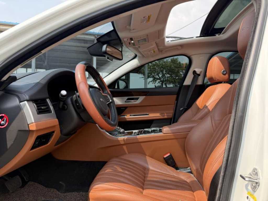 Jaguar XF - Vista 6