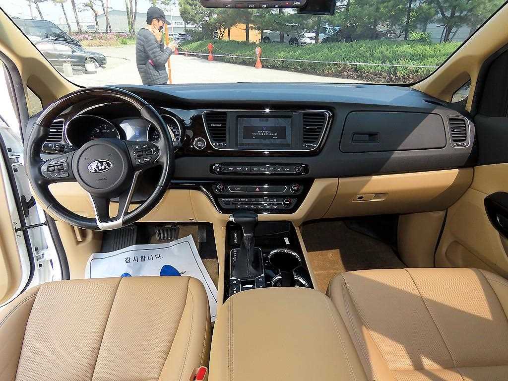 KIA Carnival - Vista 8