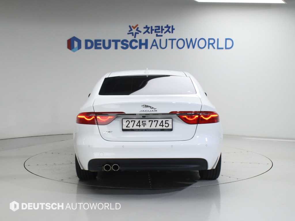 Jaguar XF - Vista 4