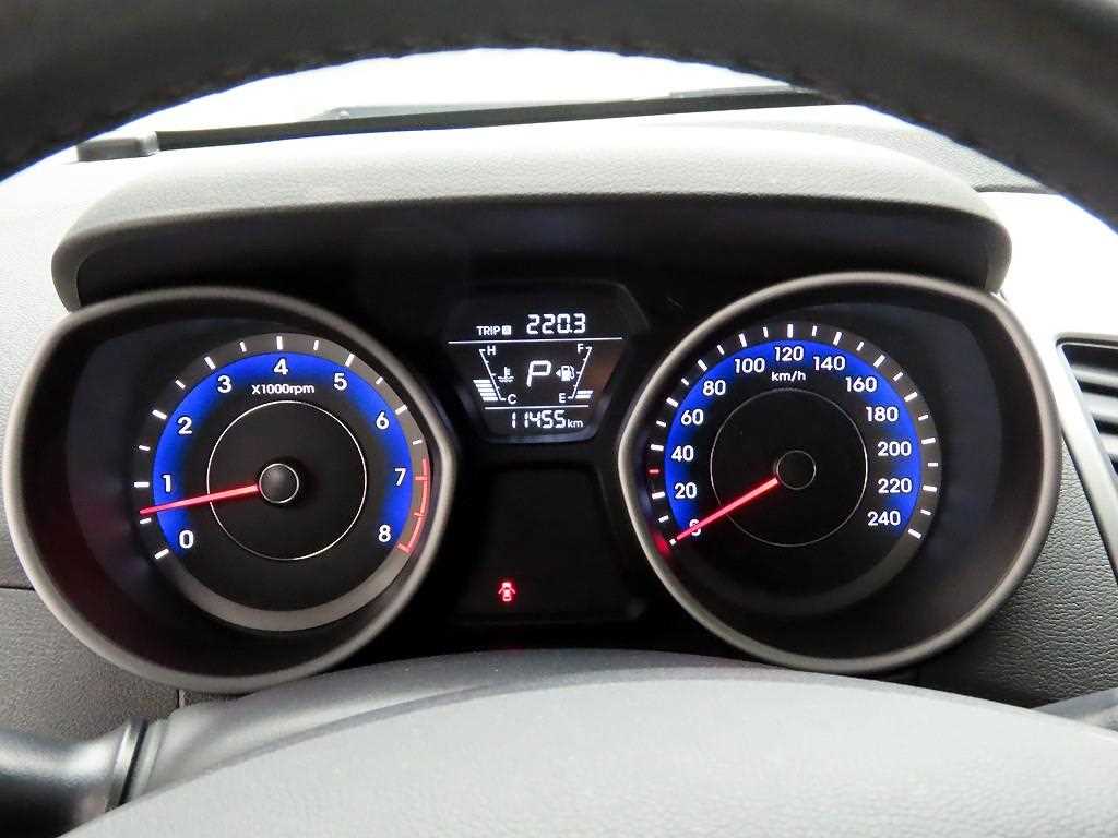 HYUNDAI Avante - Vista 5