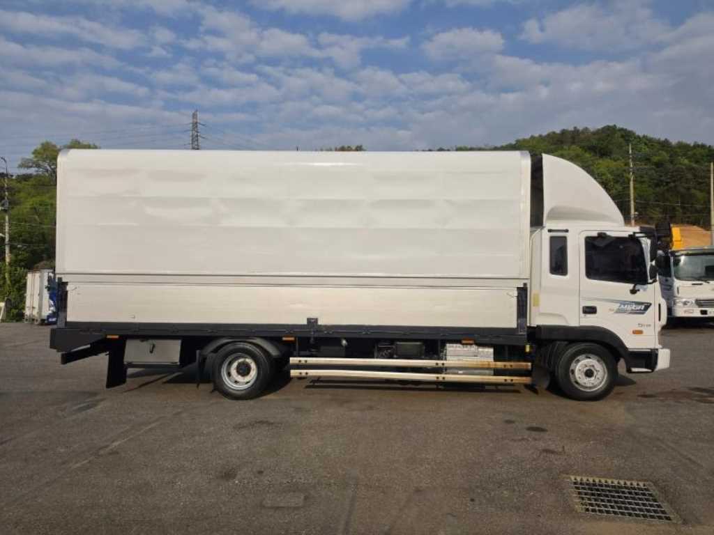 medium and large cargo truck - Vista 9