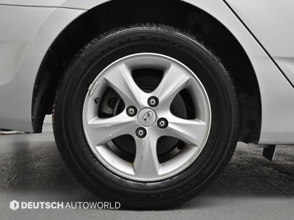 HYUNDAI Accent - Vista 5