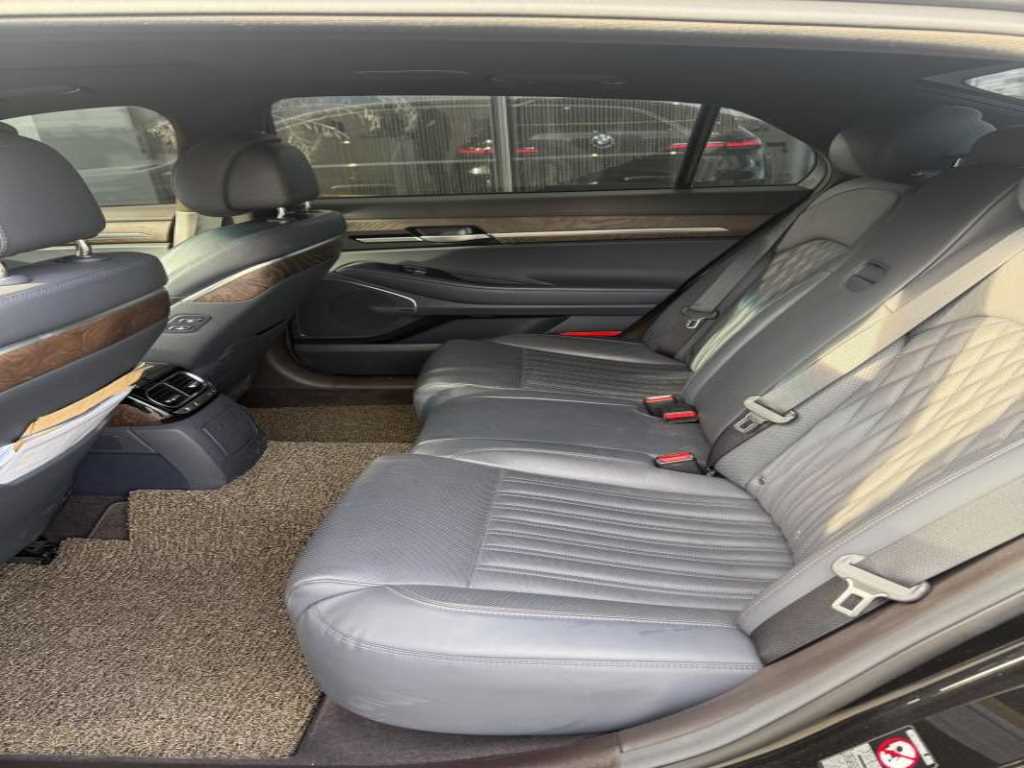 Genesis G90 - Vista 4