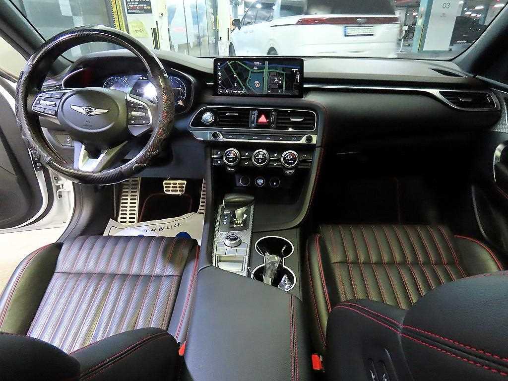 Genesis G70 - Vista 10