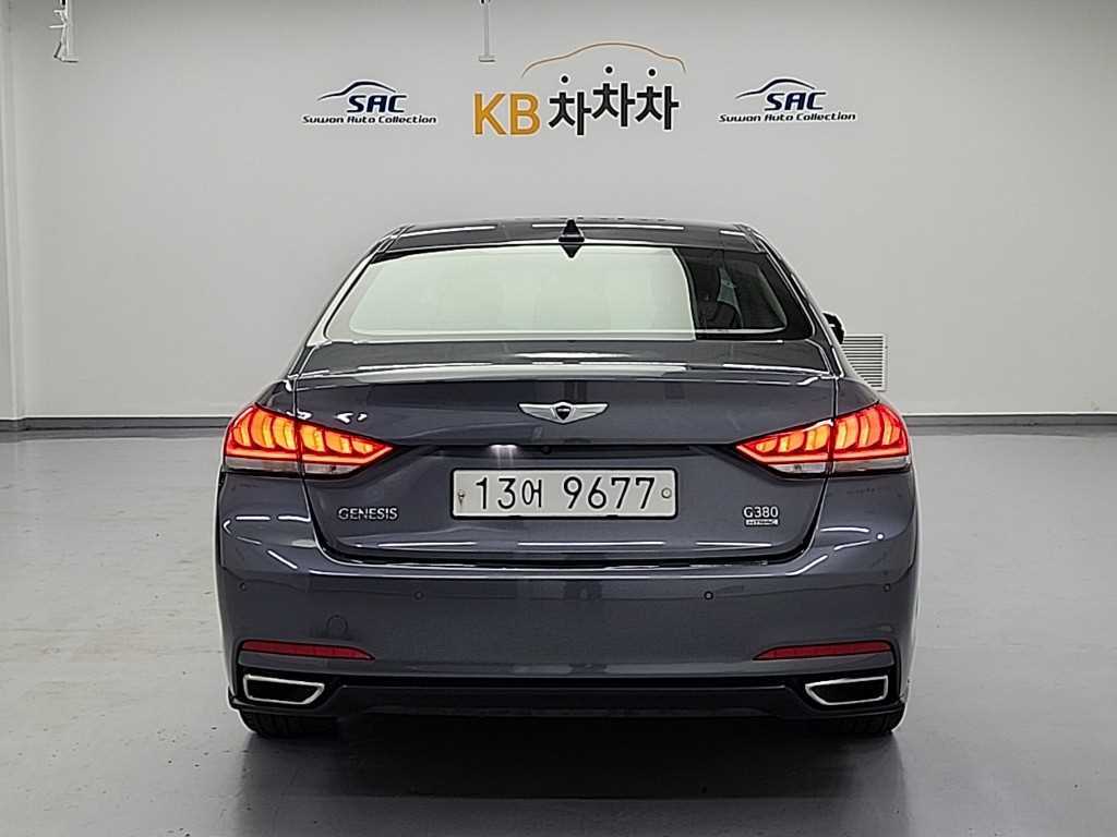 HYUNDAI Genesis - Vista 3