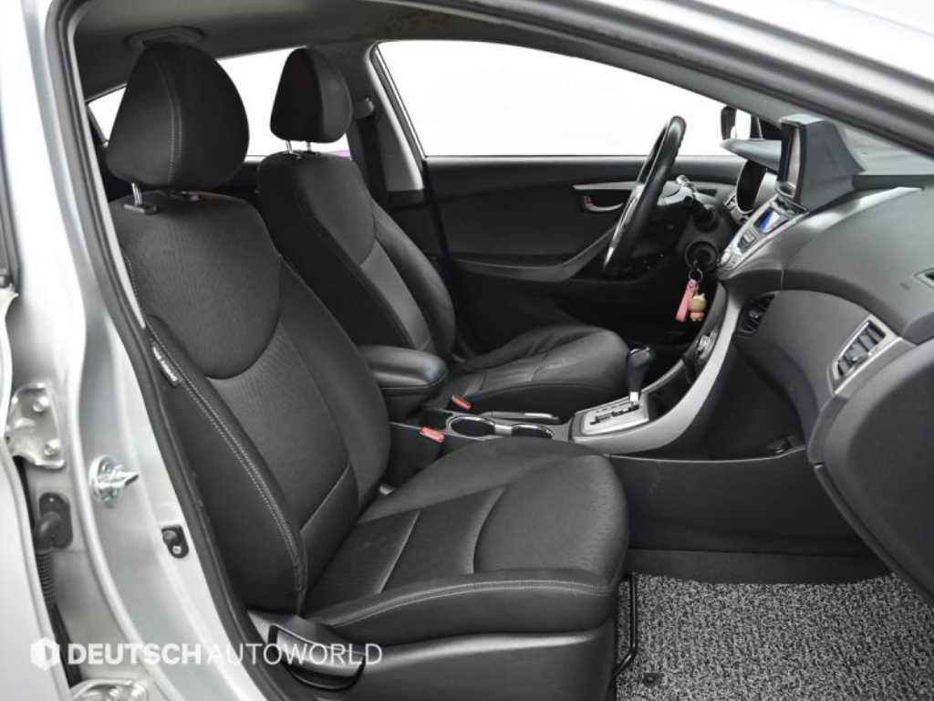 HYUNDAI Avante - Vista 10