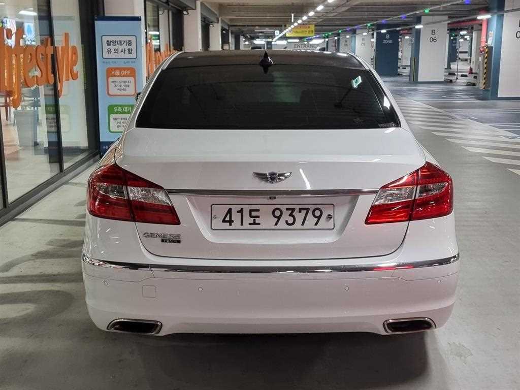 HYUNDAI Genesis - Vista 3
