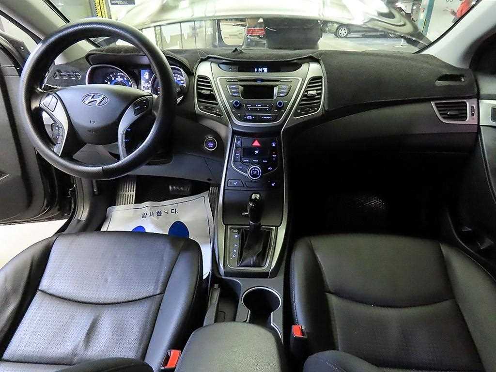 HYUNDAI Avante - Vista 10