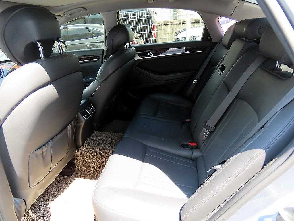 HYUNDAI Genesis - Vista 6
