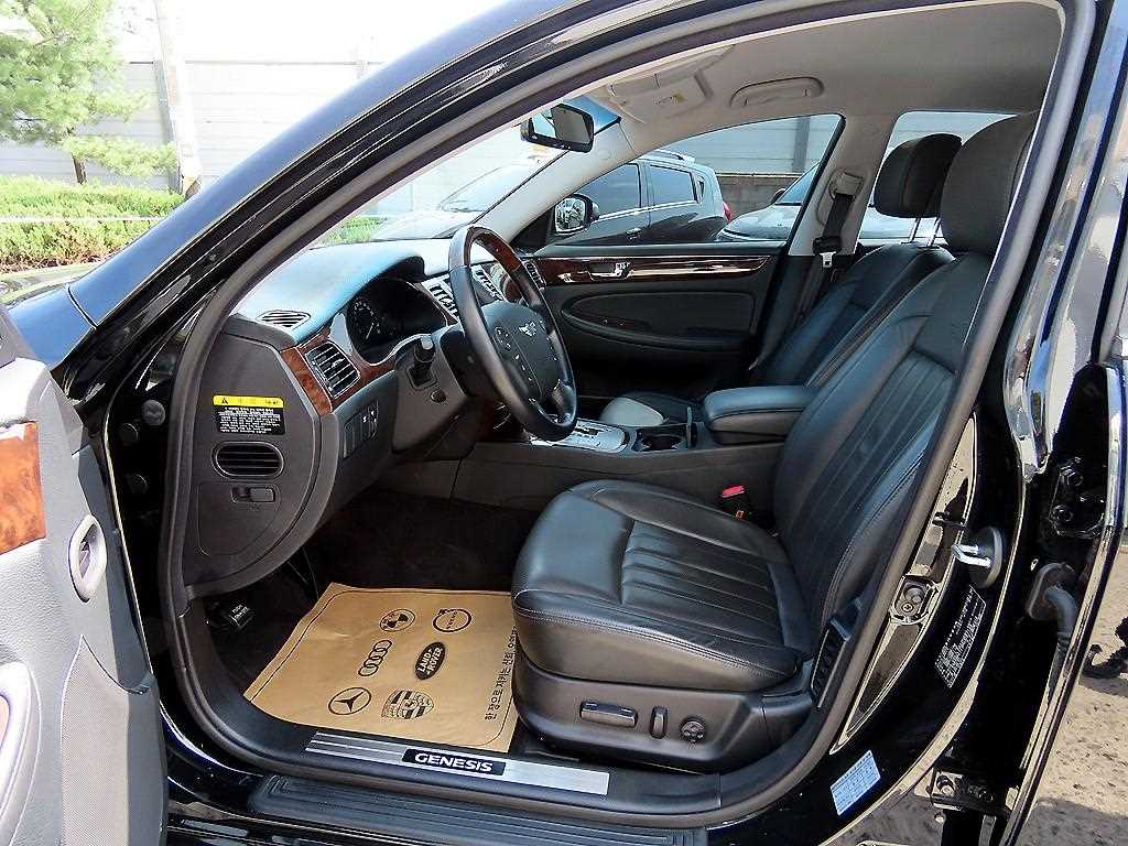 HYUNDAI Genesis - Vista 5