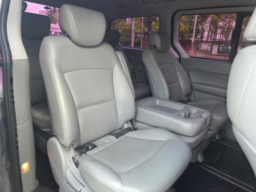 HYUNDAI Starex - Vista 6