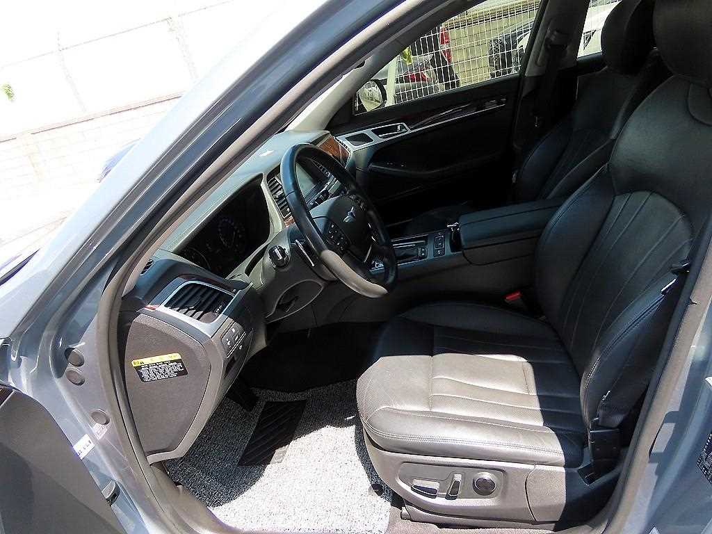 HYUNDAI Genesis - Vista 5
