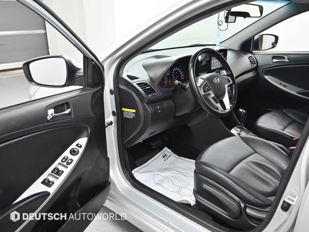 HYUNDAI Accent - Vista 11