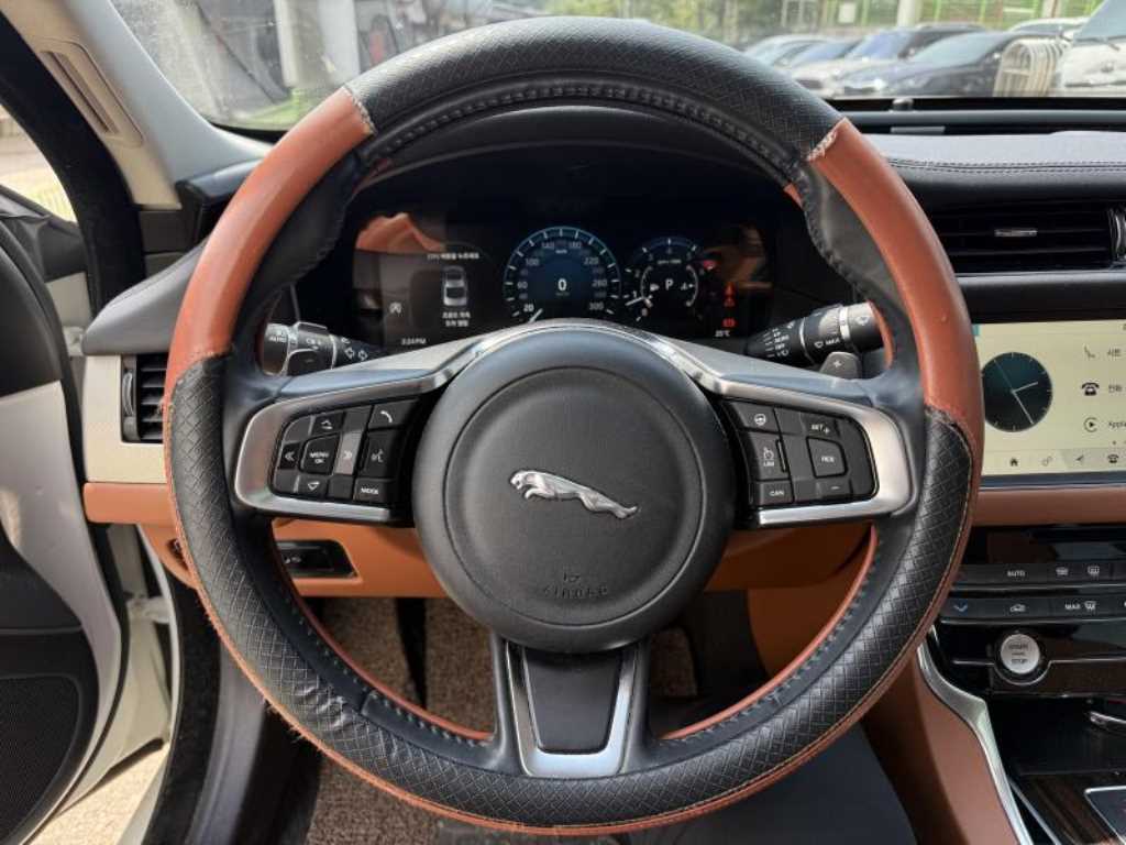 Jaguar XF - Vista 9