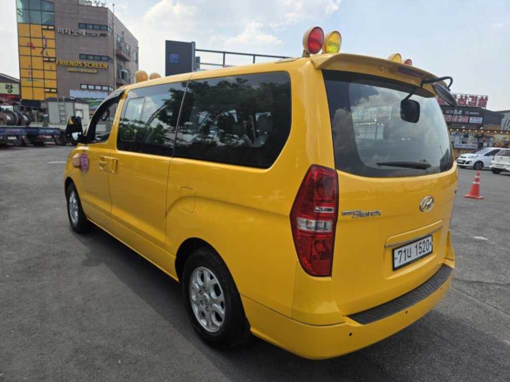 HYUNDAI Starex - Vista 3