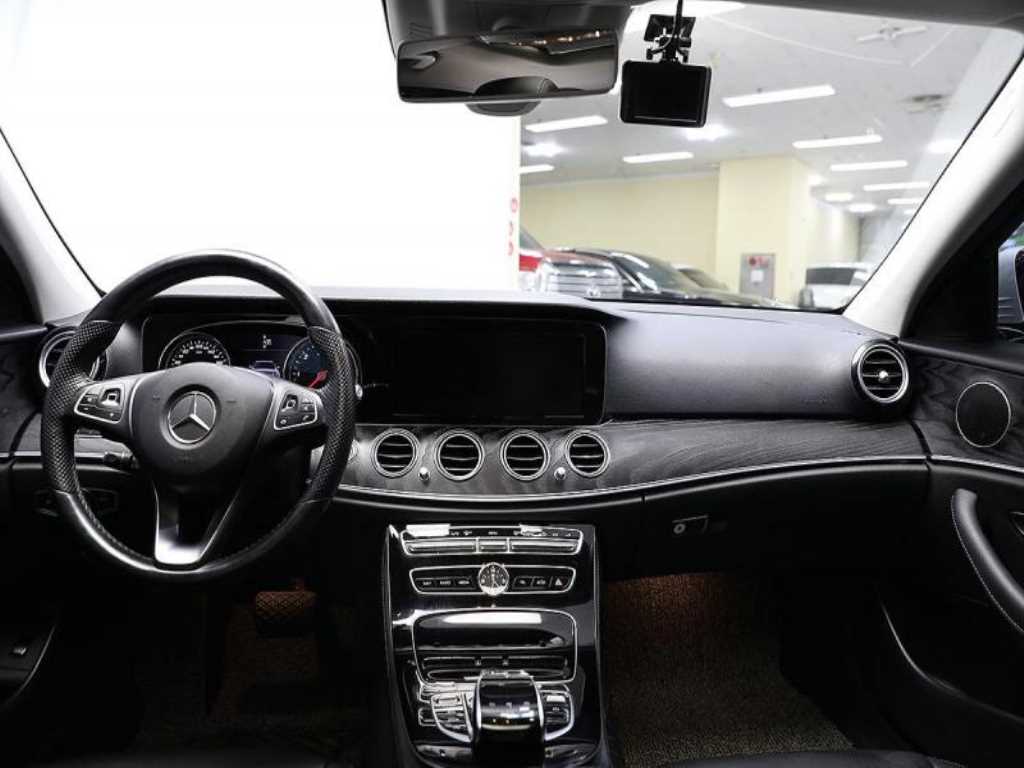 Mercedes Benz E class - Vista 8