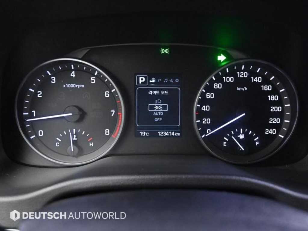 HYUNDAI Avante - Vista 9