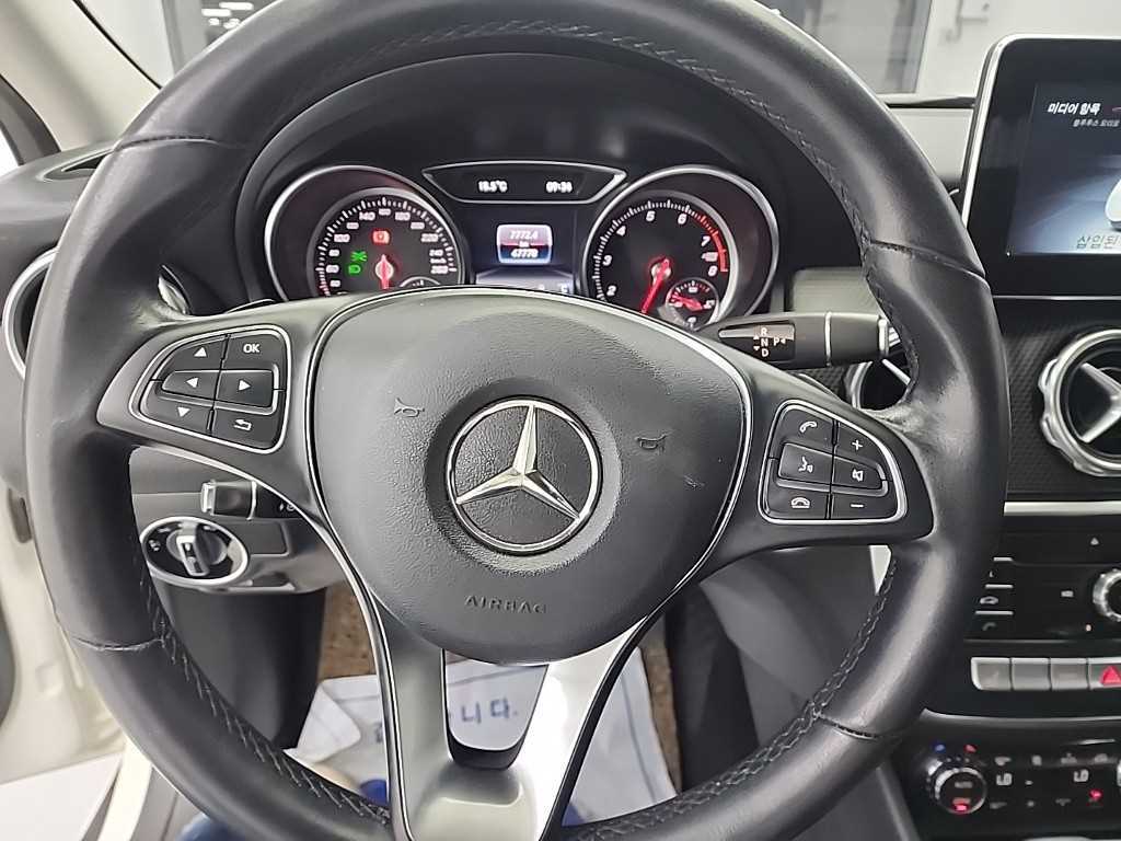 Mercedes Benz GLA Class - Vista 9