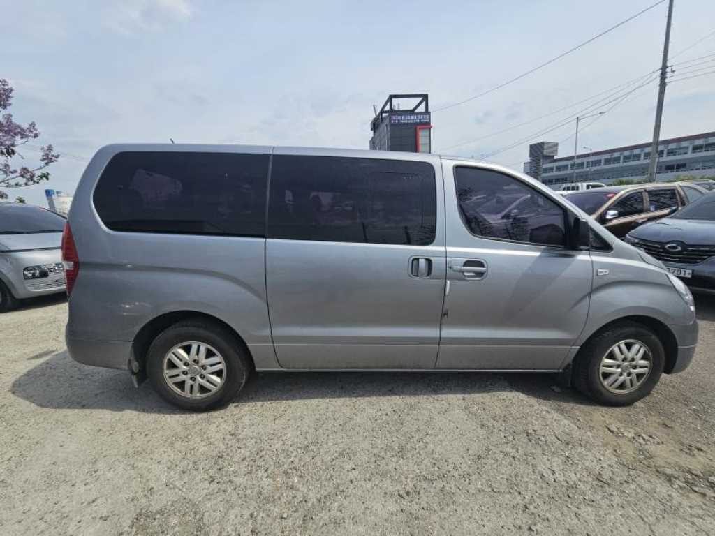 HYUNDAI Starex - Vista 8