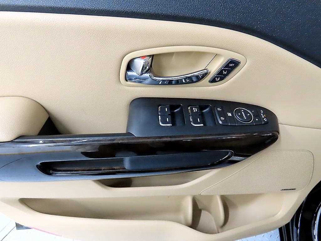 KIA Carnival - Vista 11