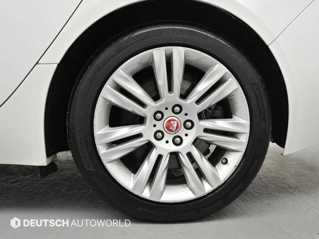 Jaguar XF - Vista 5