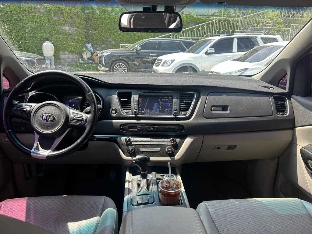 KIA Carnival - Vista 9