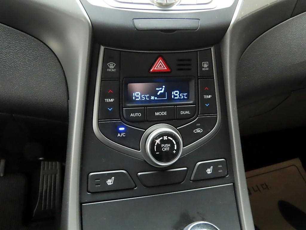 HYUNDAI Avante - Vista 9