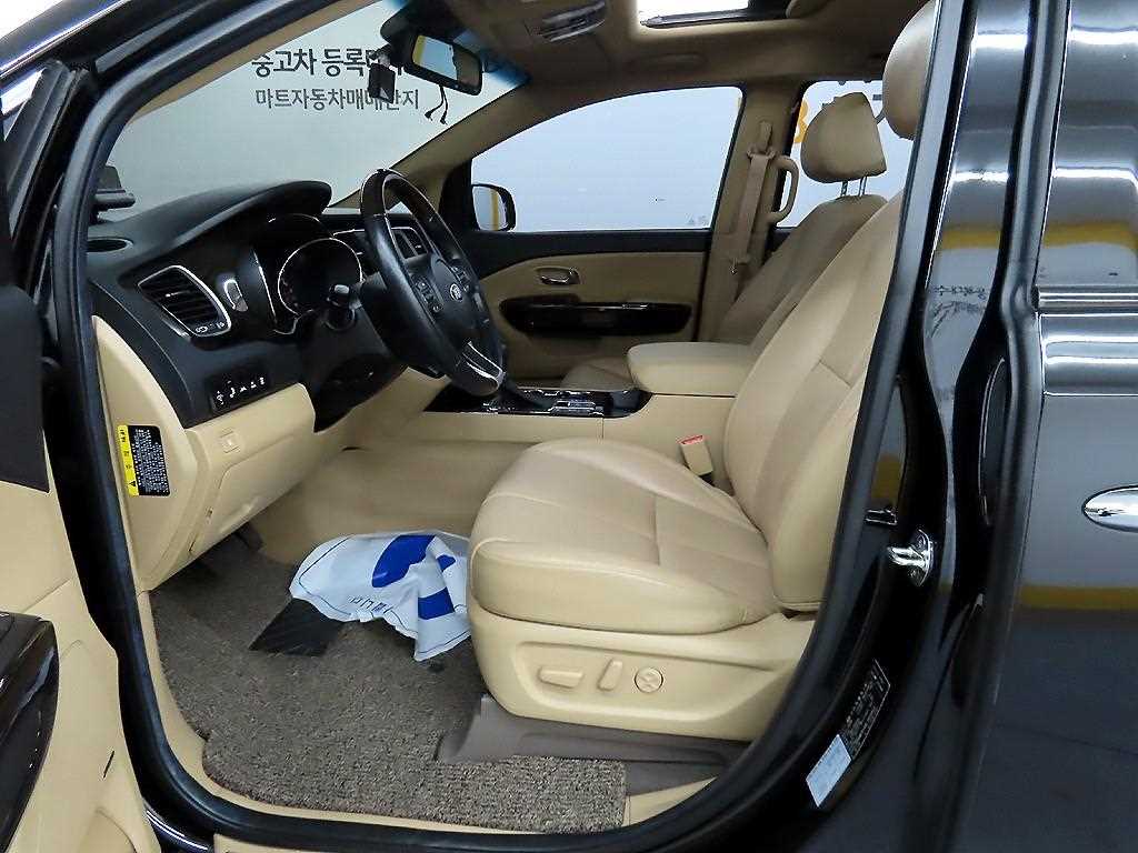 KIA Carnival - Vista 5