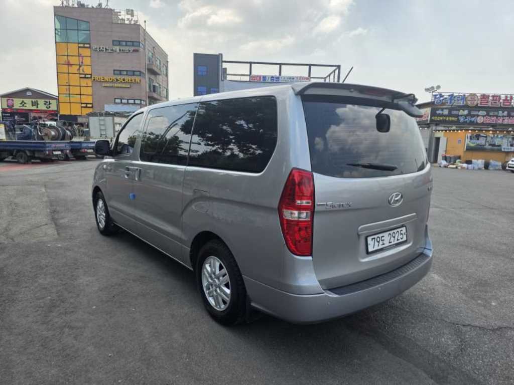 HYUNDAI Starex - Vista 3