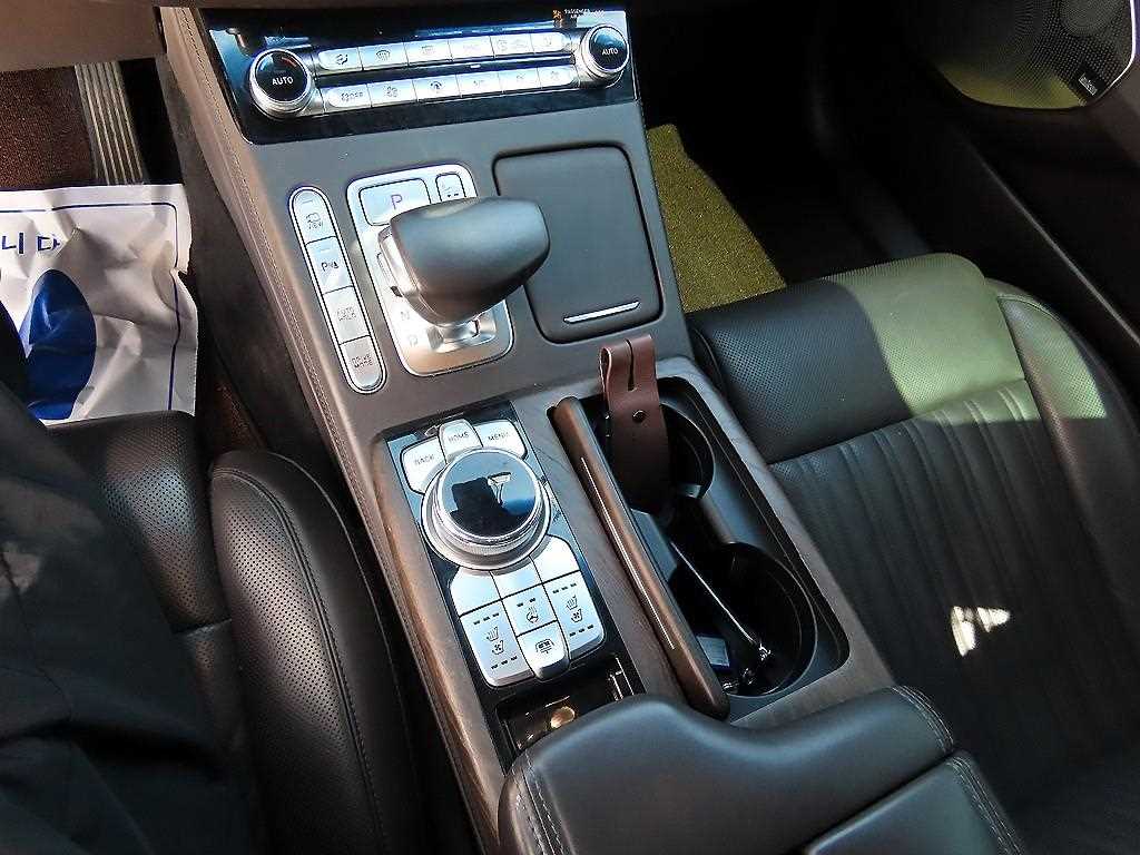 Genesis G90 - Vista 11