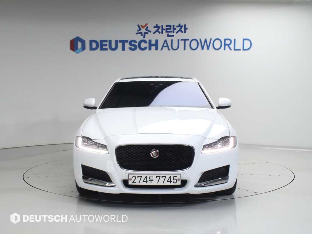 Jaguar XF - Vista 3