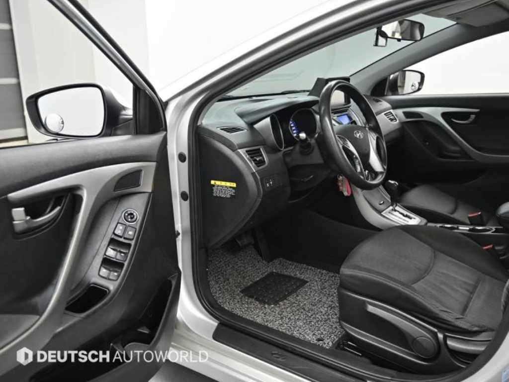 HYUNDAI Avante - Vista 11