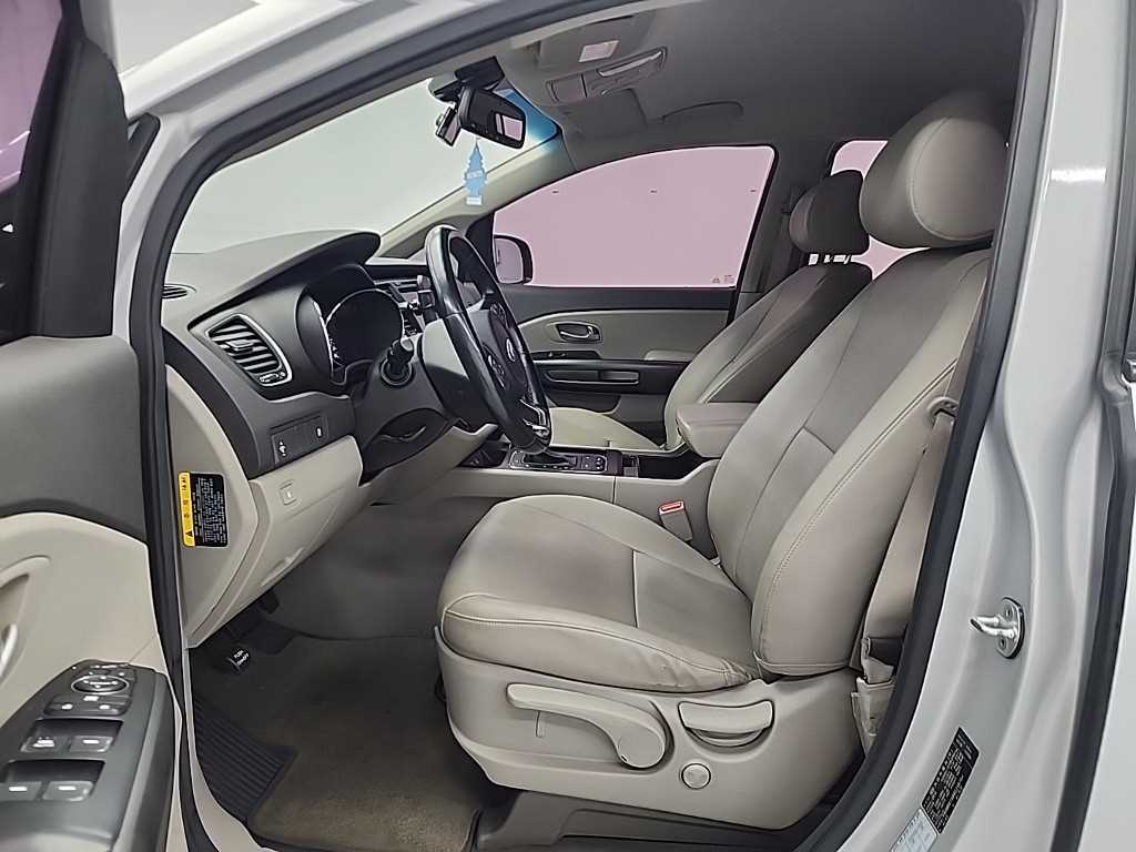 KIA Carnival - Vista 11