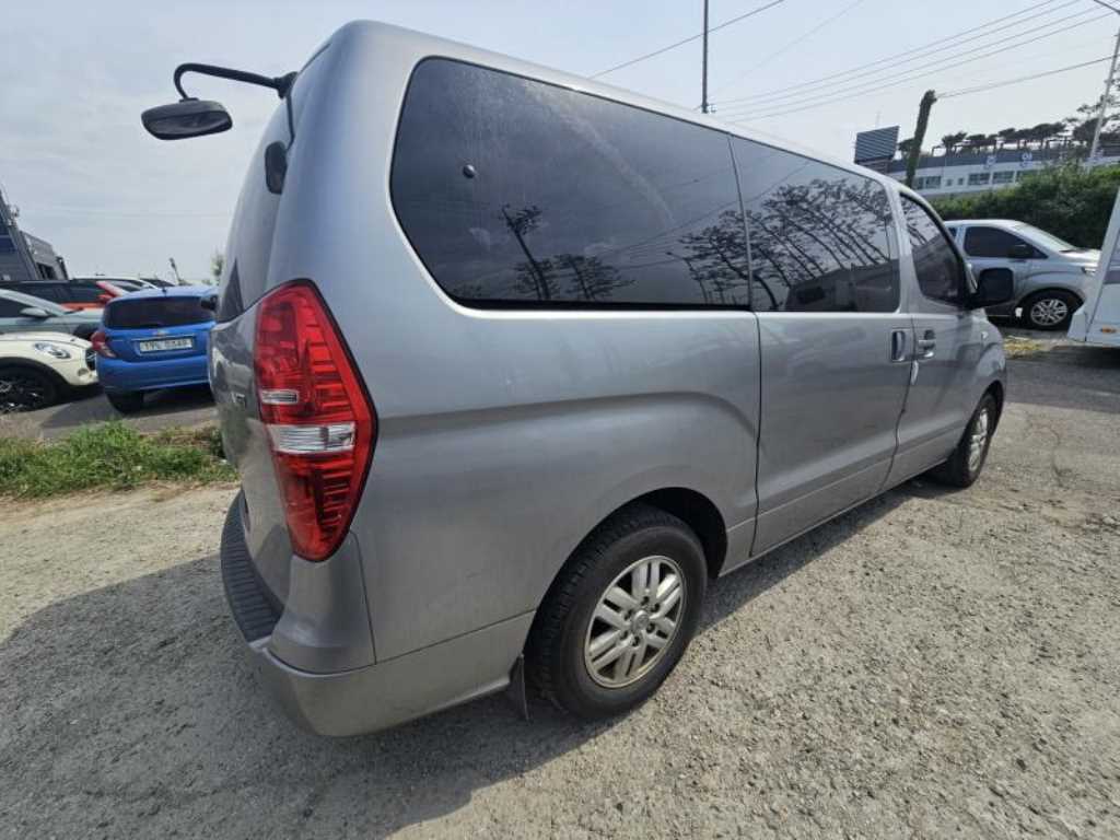 HYUNDAI Starex - Vista 7
