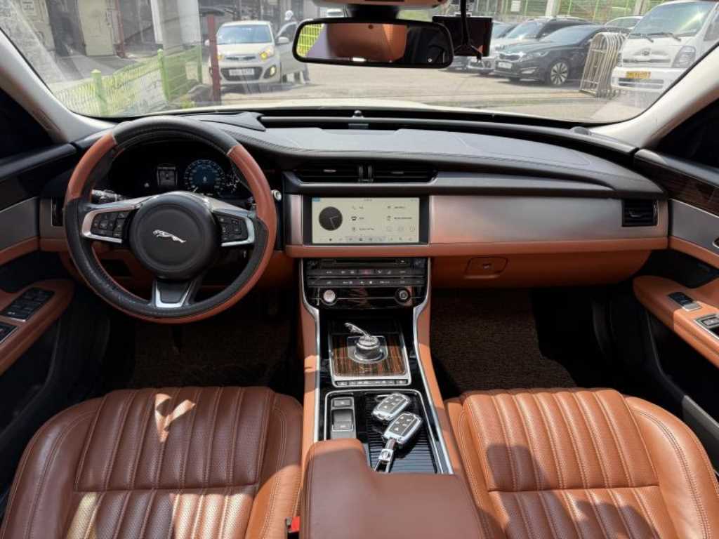 Jaguar XF - Vista 8