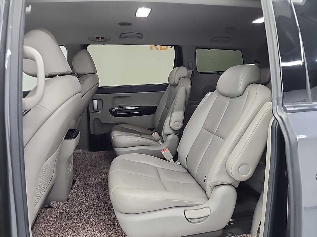 KIA Carnival - Vista 12