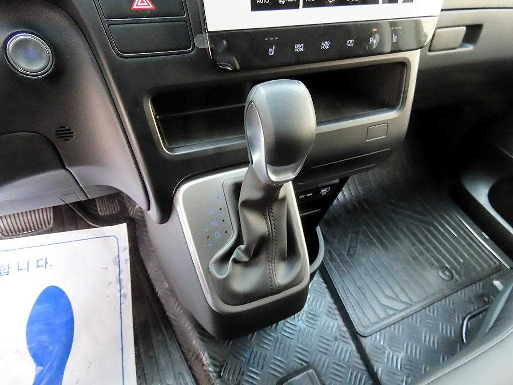 HYUNDAI Staria - Vista 10