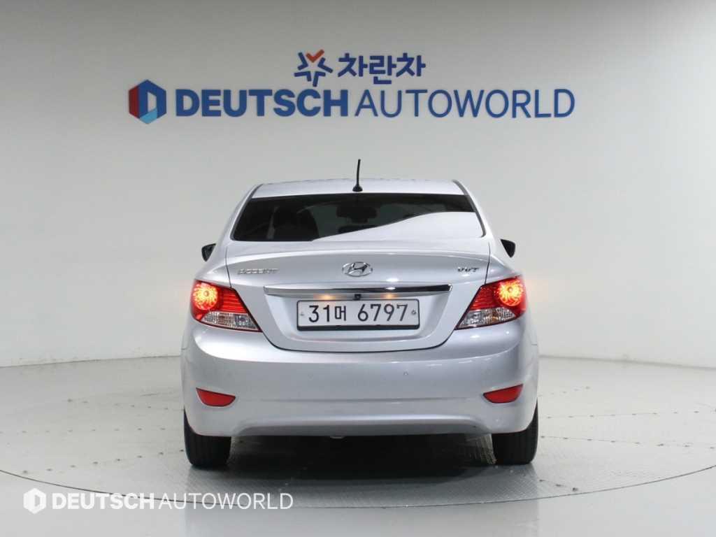 HYUNDAI Accent - Vista 4