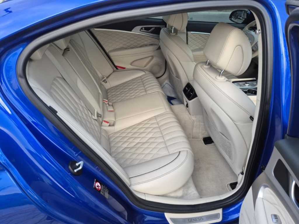 Genesis G70 - Vista 9