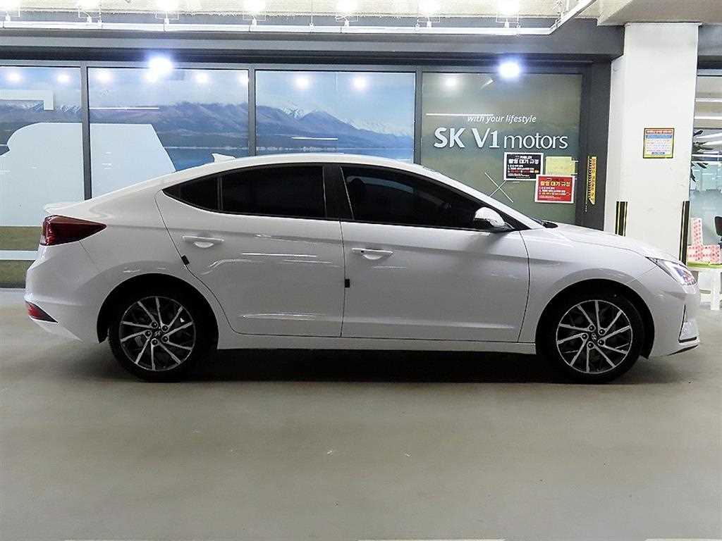 HYUNDAI Avante - Vista 3