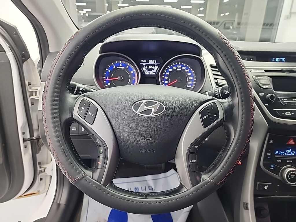 HYUNDAI Avante - Vista 9