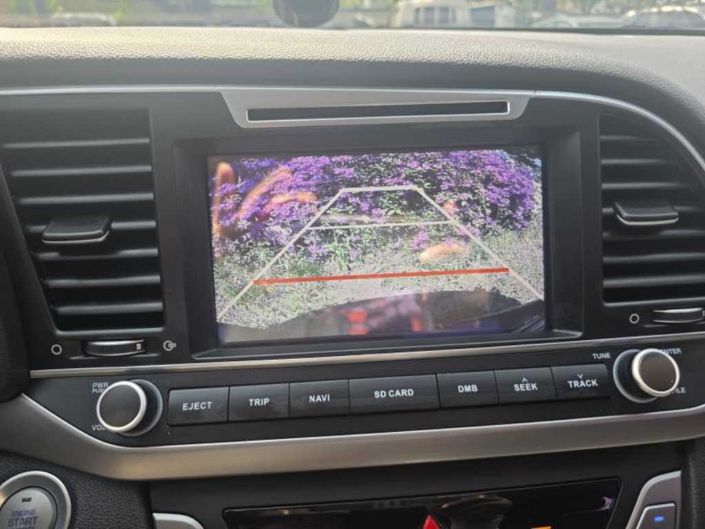 HYUNDAI Avante - Vista 10