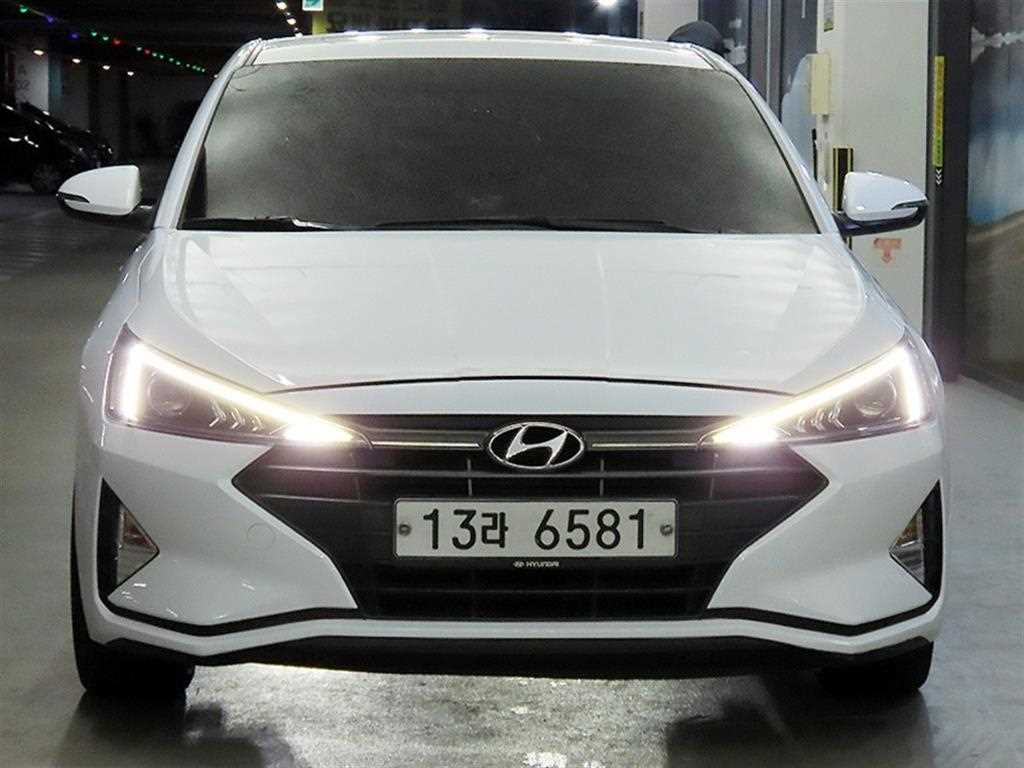 HYUNDAI Avante - Vista 2